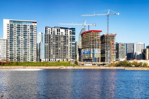 Des condos en construction dans le quartier Griffintown, à Montréal
