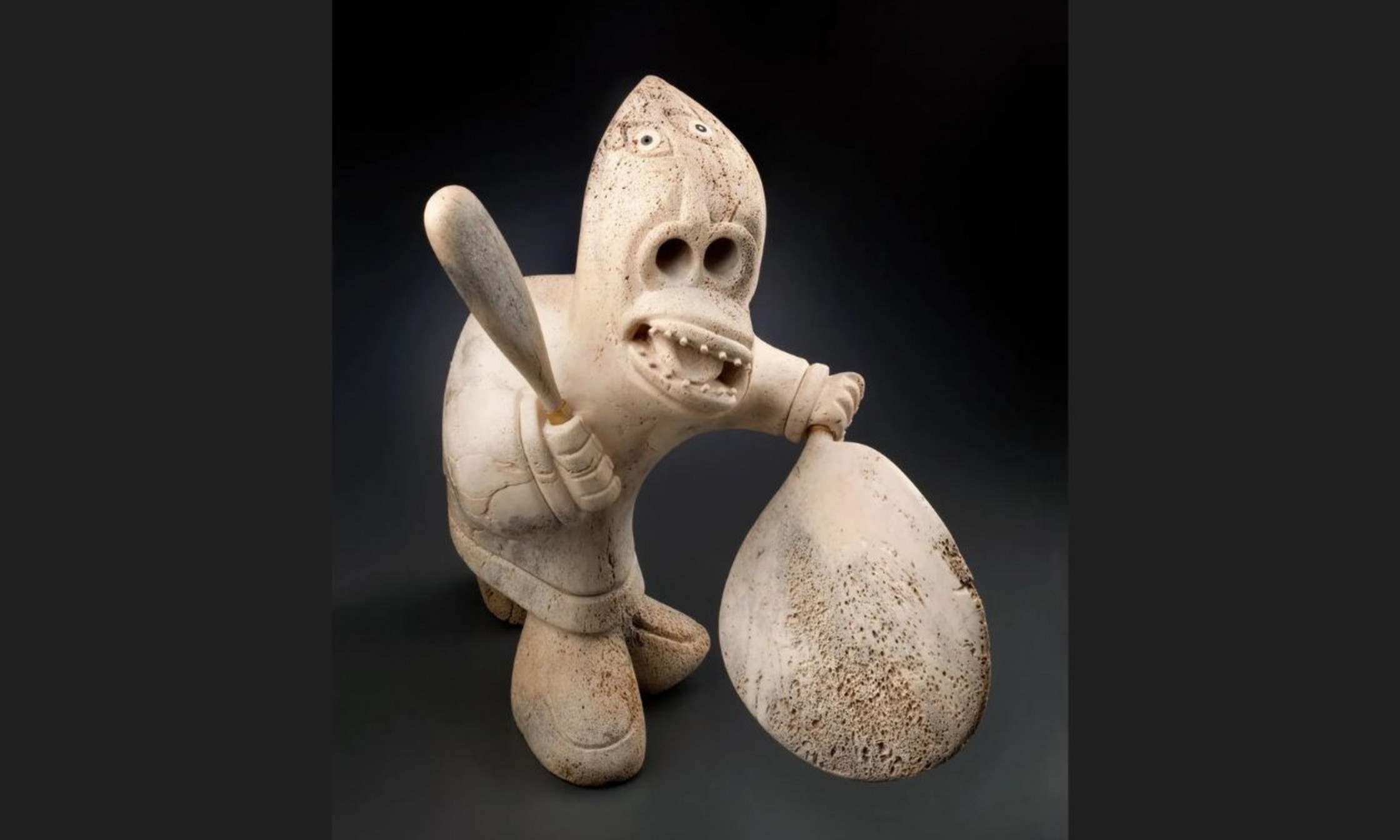 Karoo Ashevak , Sans titre (Joueur de tambour), vers 1973, os de baleine, ivoire, matière noire. MBAM, achat, don de L. Marguerite Vaughan. 