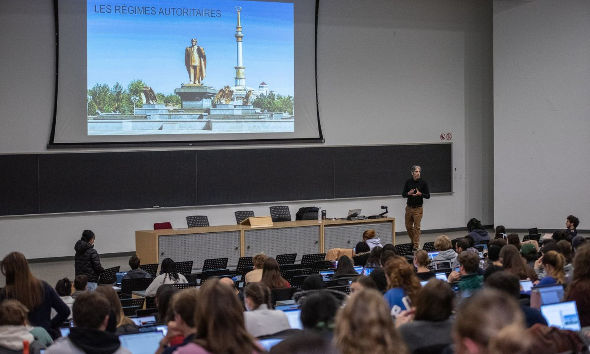Martin Carrier en train de donner un cours sur les régimes totalitaires et l'expérience autoritaire russe, en lien avec la lecture du Mage du Kremlin.