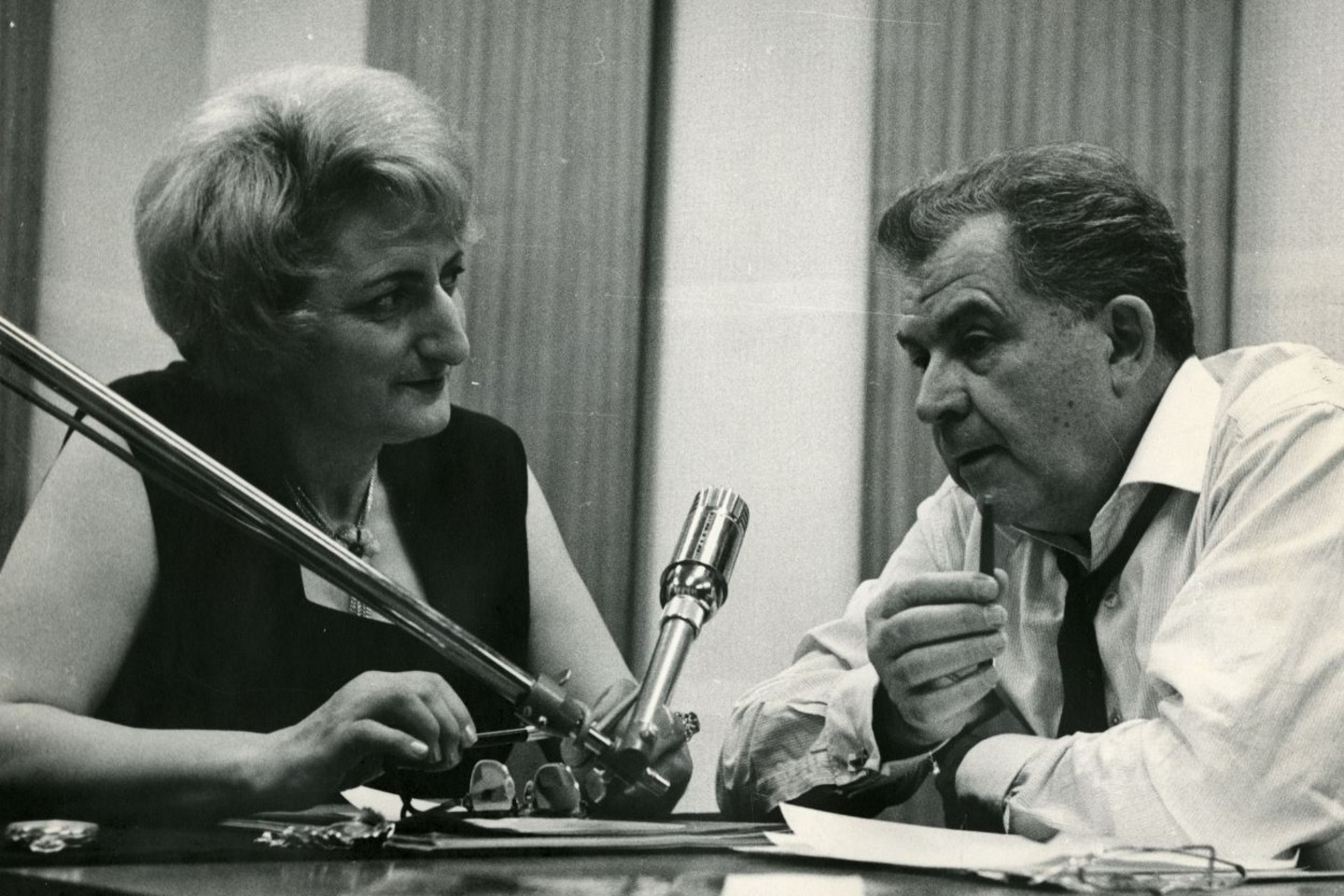 Maryvonne Kendergi interviewant le musicien André Jolivet dans un studio à Paris, au lendemain du décès d’Edgar Varèse, 1965. 1 photographie: épreuve n&b.