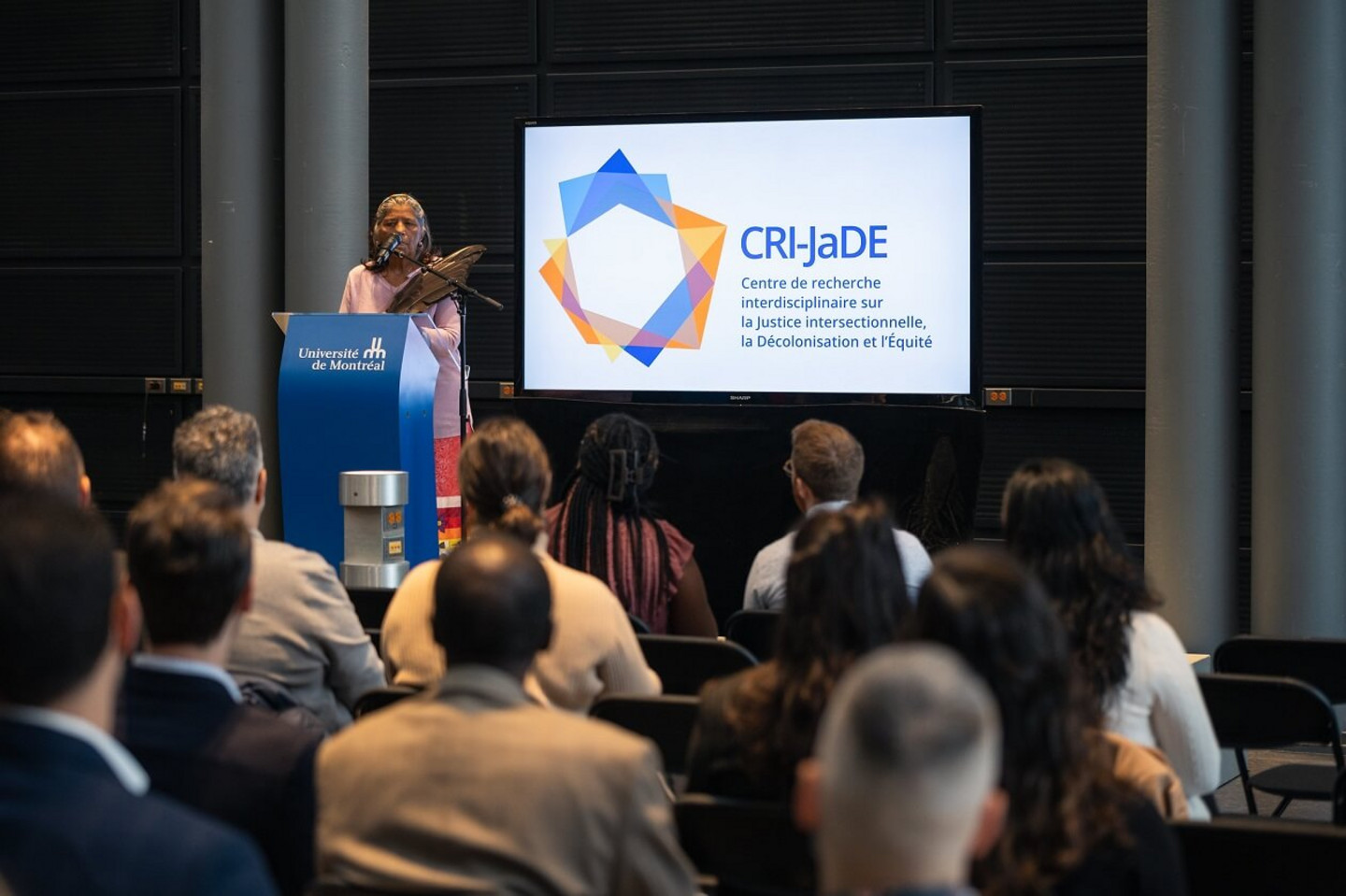 Une centaine de personnes ont assisté à la soirée de lancement du nouveau CRI-JaDE. Se sont adressés à l'assistance le recteur et le chancelier de l'UdeM, Daniel Jutras et Frantz Saintellemy, en plus de Sedalia Kawennotas Fazio, aînée de la nation kanien'kehá:ka (mohawk).  