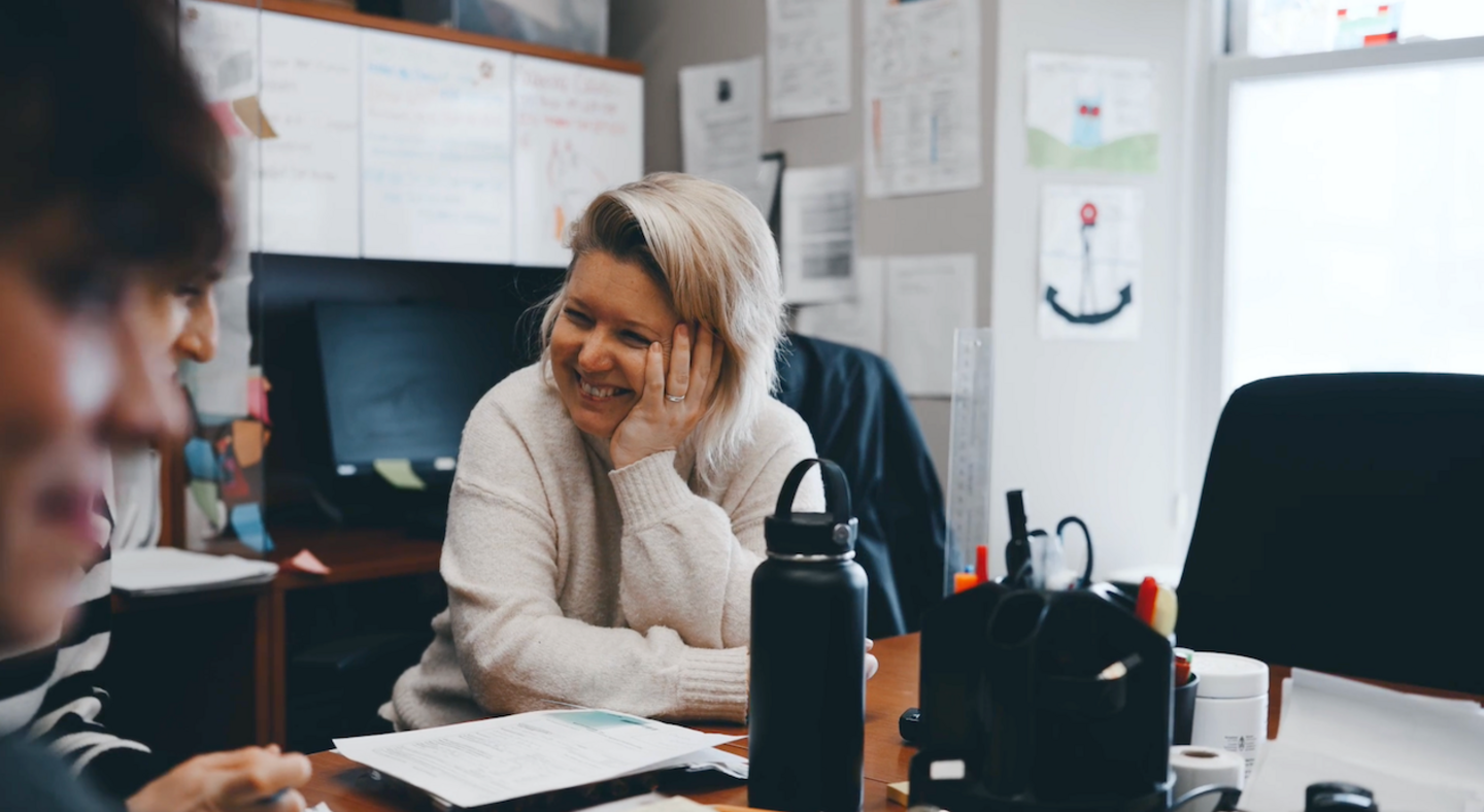 «Le stage en médecine communautaire nous aide à comprendre les termes qui nous sont enseignés. Comment établir une alliance thérapeutique? Comment bien communiquer? Quelles sont nos forces et nos faiblesses? Nous les mettons en pratique sur le terrain.» ─ Klara Pokrzywko, résidente de cinquième année en psychiatrie 