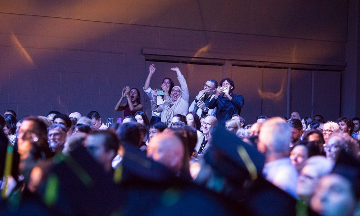 Lancer du mortier lors de la Collations des grades de la Faculté des arts et des sciences du 23 août 2025