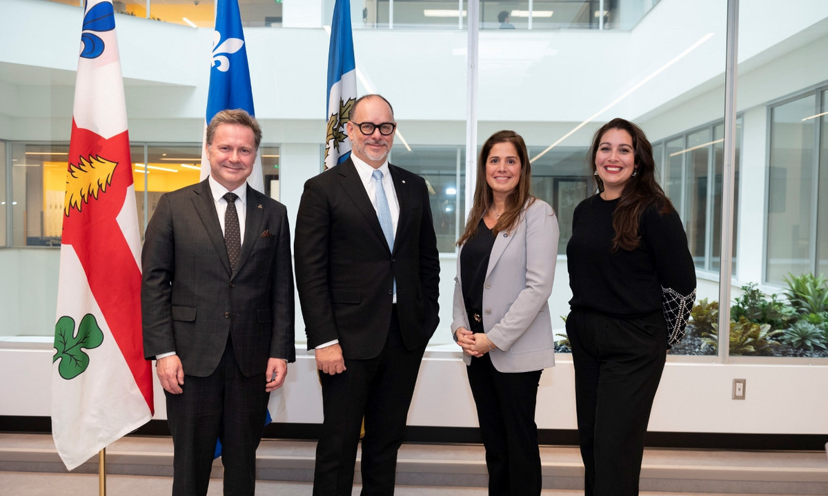De gauche à droite: Patrick Cossette, doyen de la Faculté de médecine; Daniel Jutras, recteur de l'Université de Montréal; Pascale Déry, ministre de l’Enseignement supérieur et Vicki Grondin, conseillère de la Ville de Montréal désignée au Conseil d'arrondissement de Ville-Marie