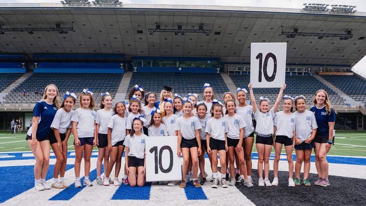 Mme Comăneci a reçu la distinction lors d’une cérémonie tenue au CEPSUM, en compagnie des enfants participant à un camp de jour inspiré de l’univers olympique.