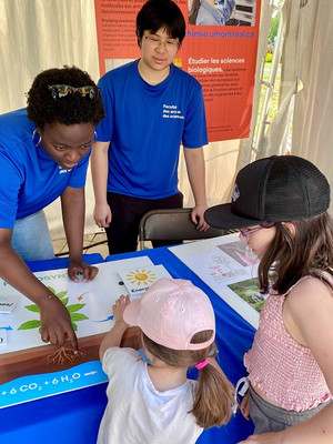 Julianne, six ans, et Charlotte, neuf ans, deux festivalières curieuses, découvrent à quoi sert la chlorophylle.