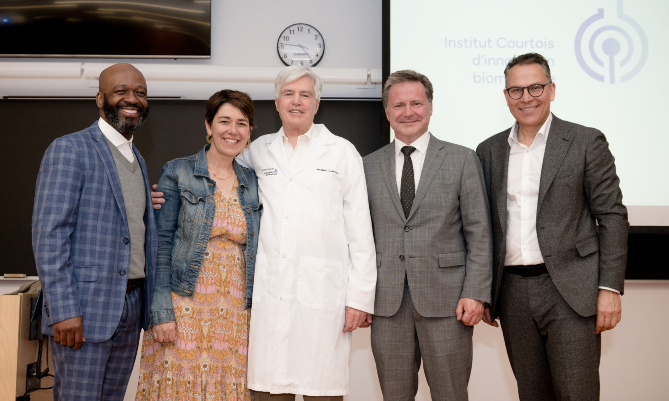 Frantz Saintellemy, chancelier de l'UdeM; Ekat Kritikou, vice-doyenne à la recherche et au développement à la Faculté de médecine; Jacques Courtois; Patrick Cossette, doyen de la Faculté de médecine; et Michael Pecho, vice-recteur aux relations avec les diplômés et à la philanthropie de l'UdeM. Frantz Saintellemy, le chancelier; Ekat Kritikou, la vice-doyenne à la recherche et au développement; Jacques Courtois; Patrick Cossette, le doyen de la Faculté de médecine; Michael Pecho, le vice-recteur aux relations avec les diplômés et à la philanthropie.