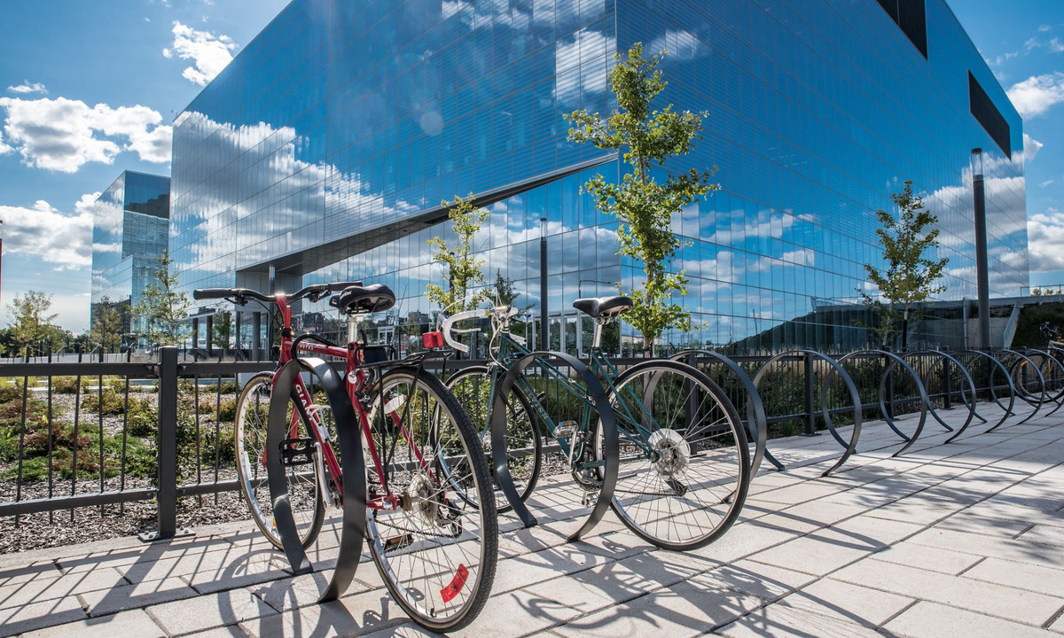 L’Université de Montréal s’est bâtie autour de la voiture, elle tente toujours plus de faciliter le développement du vélo, notamment sur son campus MIL