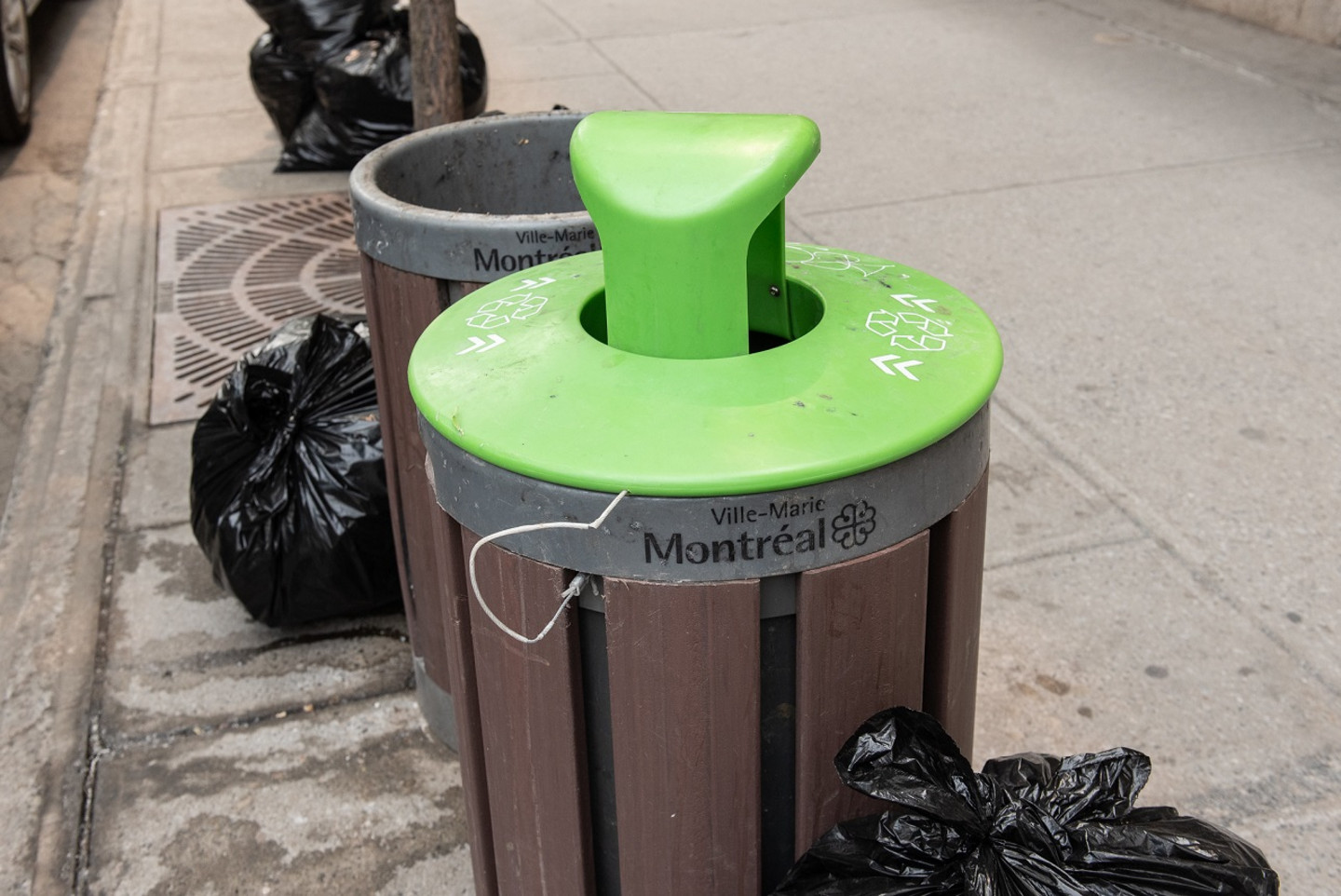 Les couvercles de poubelles, qui empêchaient les personnes de ramasser les bouteilles et canettes consignées, ont été modifiés pour faciliter l’opération.