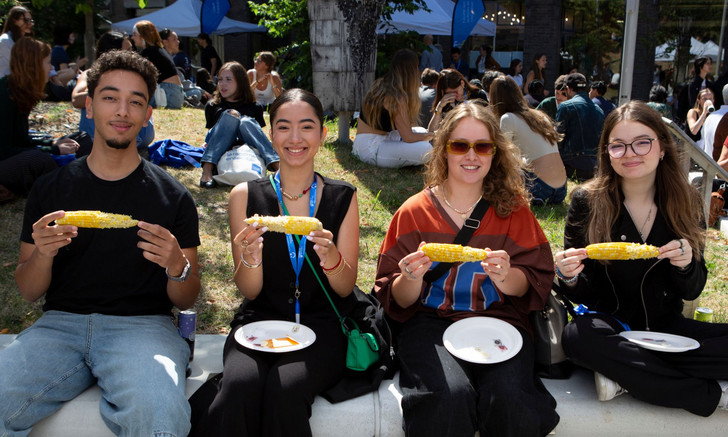 La communauté étudiante profite des activités de la rentrée 2025 à la place Publique du campus de la montagne.