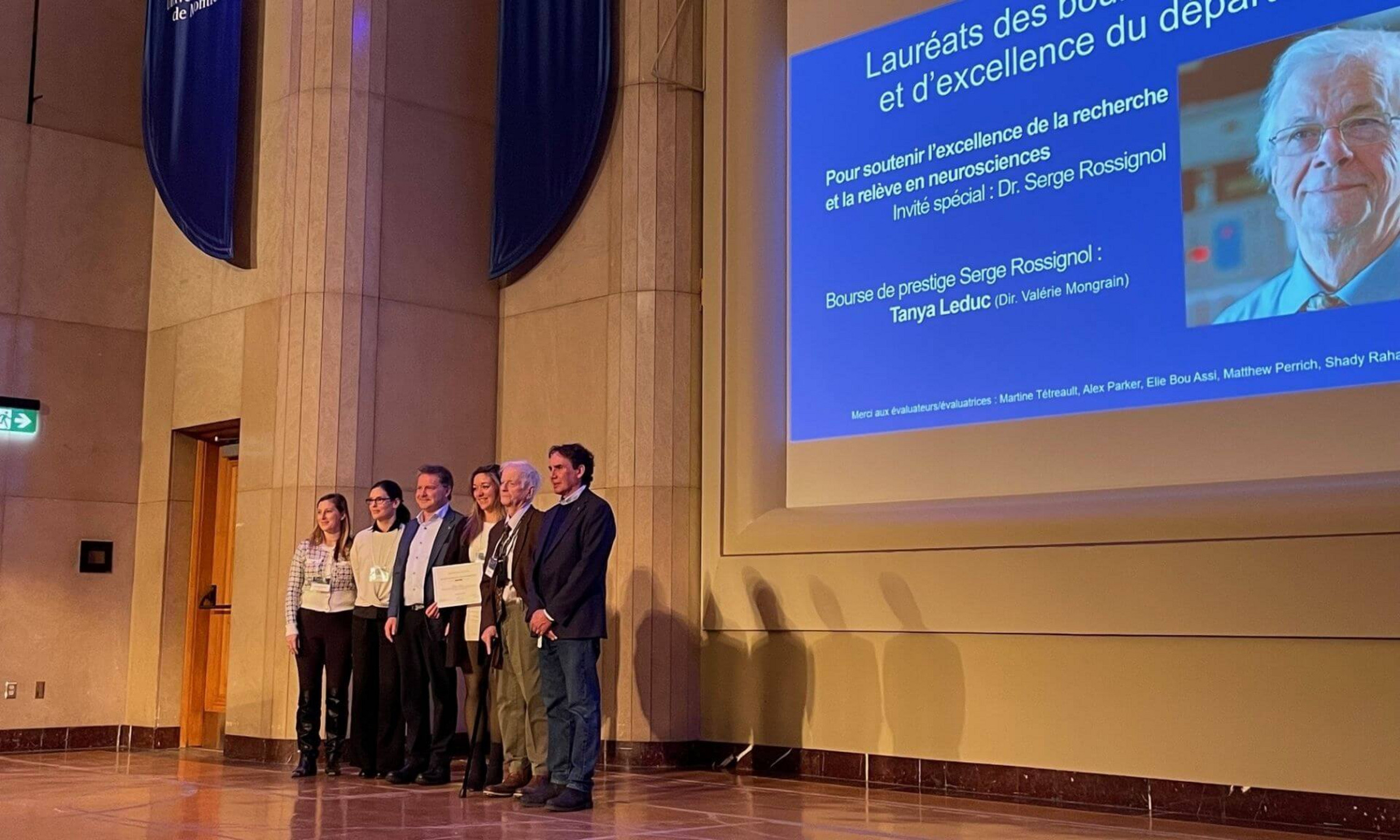 De gauche à droite: Martine Tétreault, professeure sous octroi agrégé; Valérie Mongrain, professeure titulaire et directrice de recherche de Tanya Leduc; Patrick Cossette, doyen; Tanya Leduc, récipiendaire de la Bourse Serge Rossignol; Serge Rossignol, professeur émérite et instigateur de la Bourse Serge Rossignol; et Alexandre Prat, directeur du Département de neurosciences.