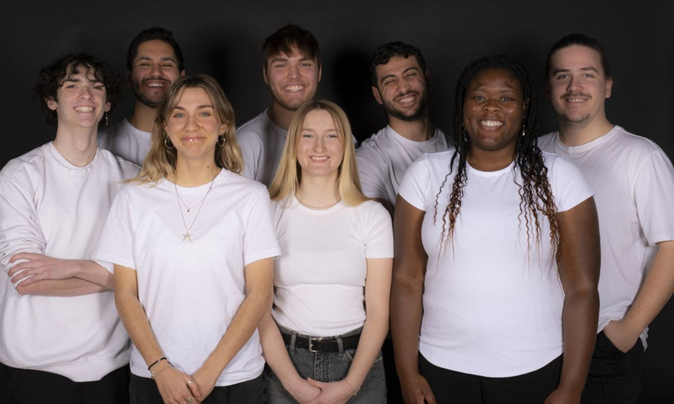Les huit interprètes de la troupe étudiante Théâtre Université de Montréal.