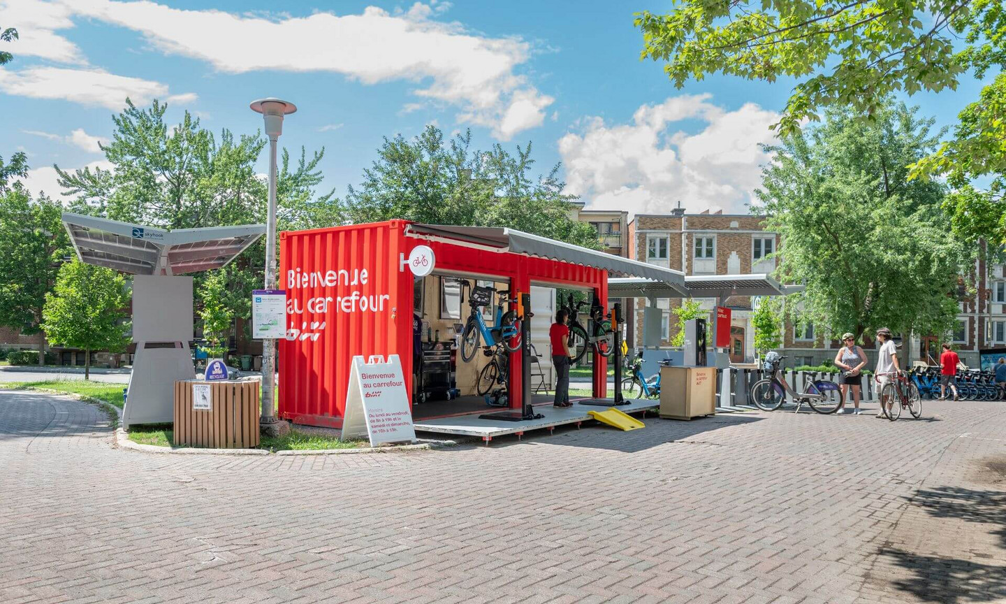 Nouveau carrefour BIXI devant la station de métro Université-de-Montréal.
