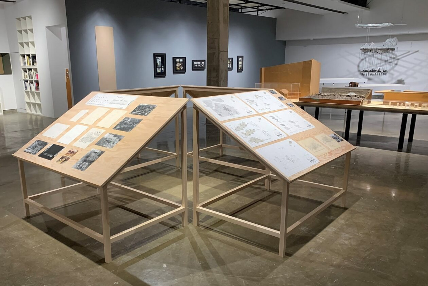 Tables à dessin regroupées à la manière d'une pyramide tronquée