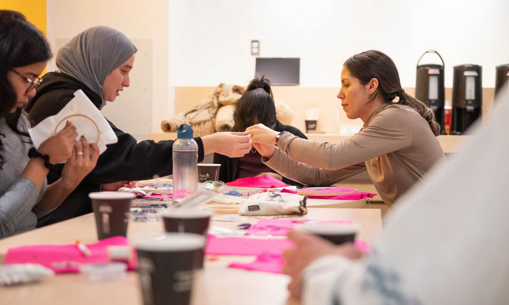 Le Fest’hiver se déroule sur les campus de l’UdeM avec une programmation diversifiée afin de célébrer la saison froide sous le signe de la rencontre, de la culture et du partage.