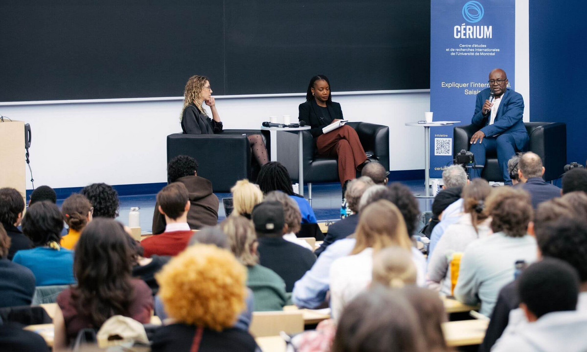La salle était comble pour écouter la conférence d'Achille Mbembe.