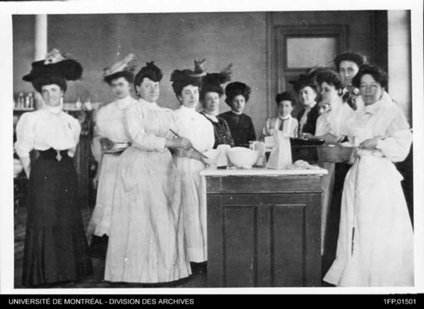 «Étudiantes du cours de cuisine, 1ère décade, École ménagère provinciale», vers 1910. Cette école n’a pas fait partie intégrante de l’Université de Montréal, mais Estelle LeBlanc, qui en fut la directrice de 1946 à 1952, tenta – en vain – de la rattacher à l’UdeM en 1951 pour y créer un programme en sciences domestiques équivalent à celui offert à l’Université McGill pour la communauté anglophone. Dirigée par des ecclésiastiques, l’UdeM était plutôt traditionaliste à l’époque…