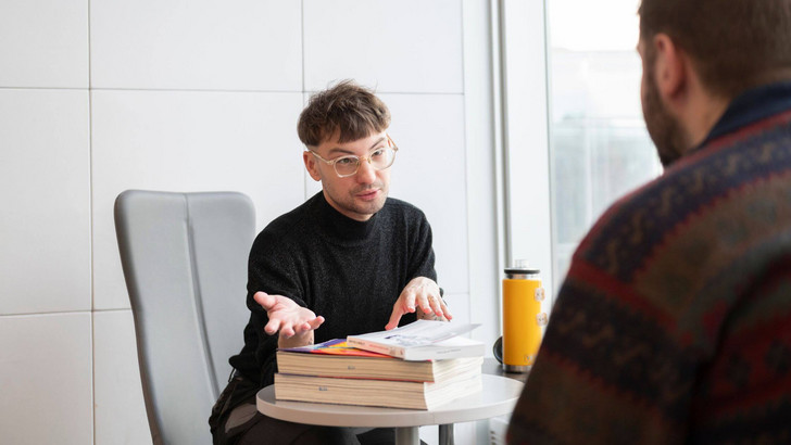 Les livres humains participants ainsi que les emprunteurs et emprunteuses se prêtent au jeu des bibliothèques vivantes.
