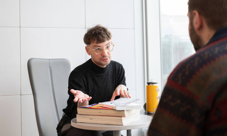 The participating 'human books' and the borrowers take part in the 'bibliothèques vivantes' experience.