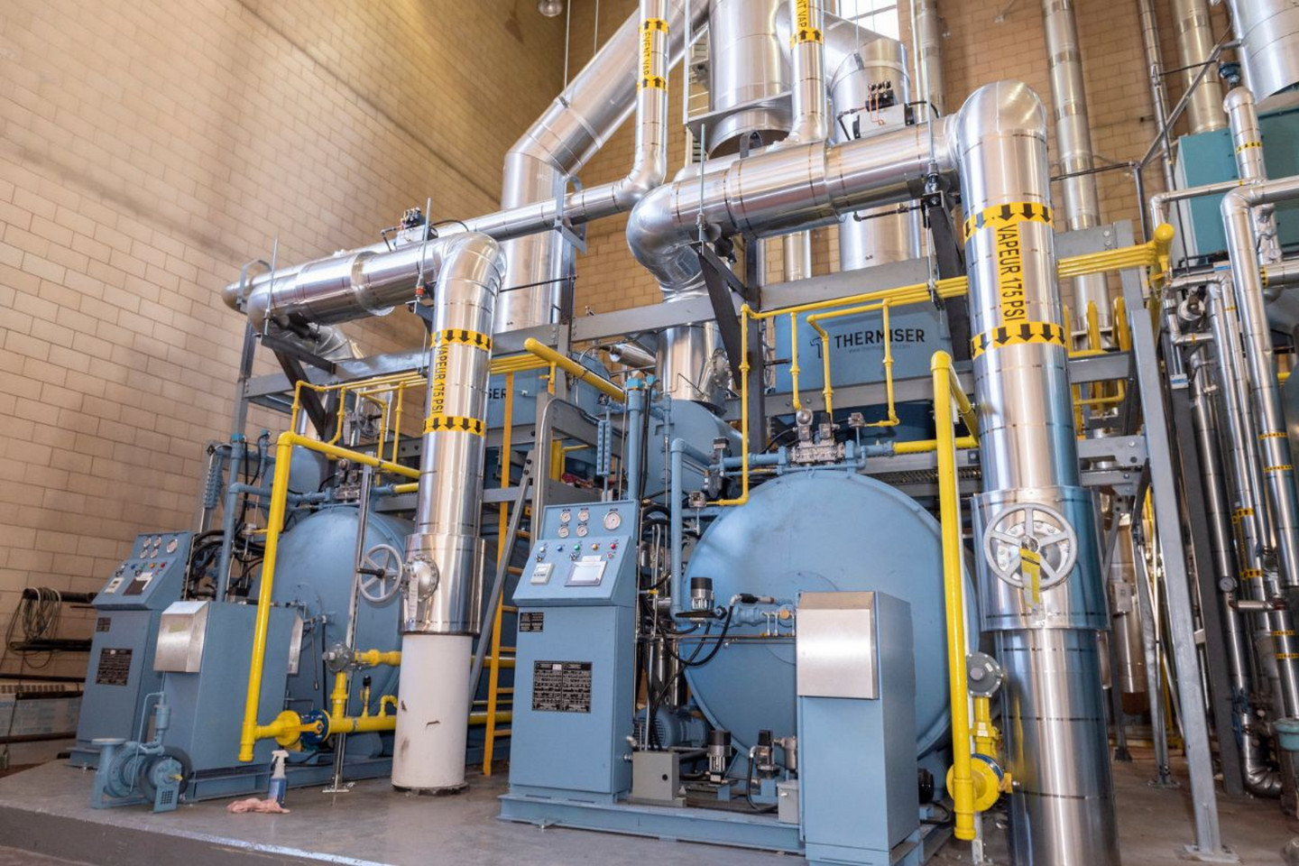 Chaudières à serpentin produisant de la vapeur à partir du gaz naturel. Aussi efficaces et plus petites que les anciennes, elles permettent de déclassifier la centrale thermique.