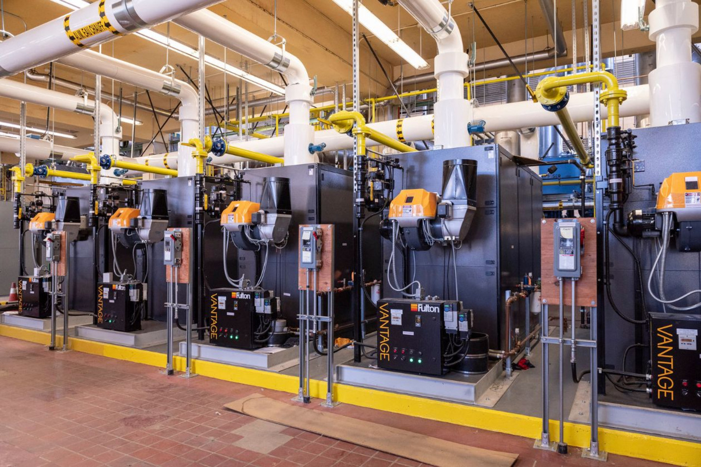 Nouvelles chaudières à condensation. Efficaces, elles fonctionnent au gaz naturel et produisent directement de l’eau chaude alors que les anciennes chaudières nécessitaient des équipements supplémentaires (échangeurs) pour transformer la vapeur en eau chaude.