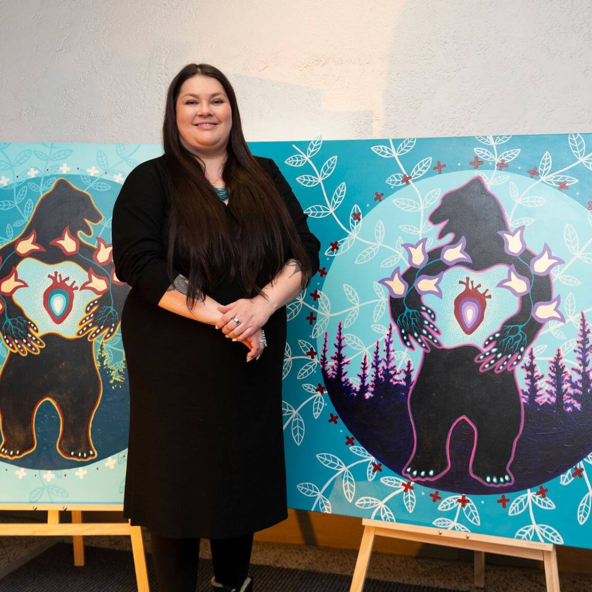 L’artiste atikamekw Eruoma Awashish devant son œuvre. 