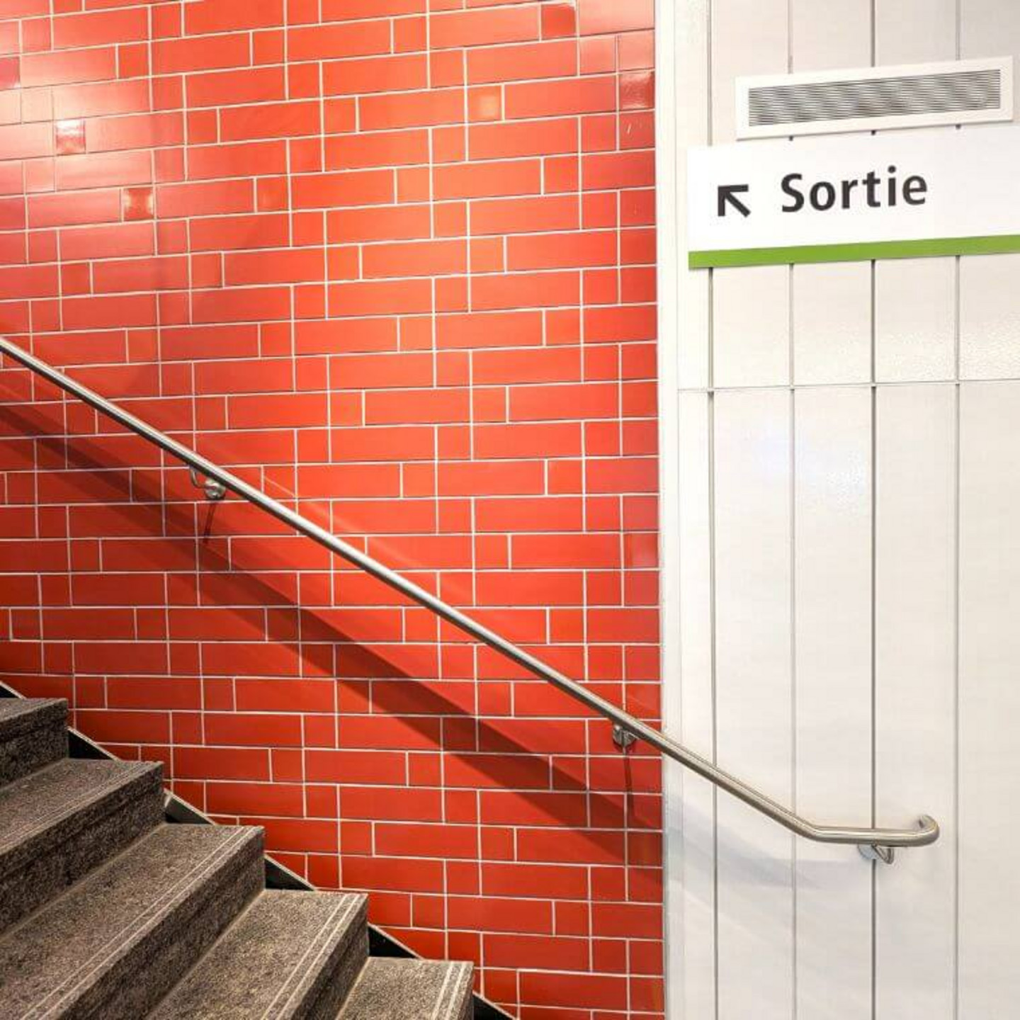 La brique rouge à la station Édouard-Montpetit