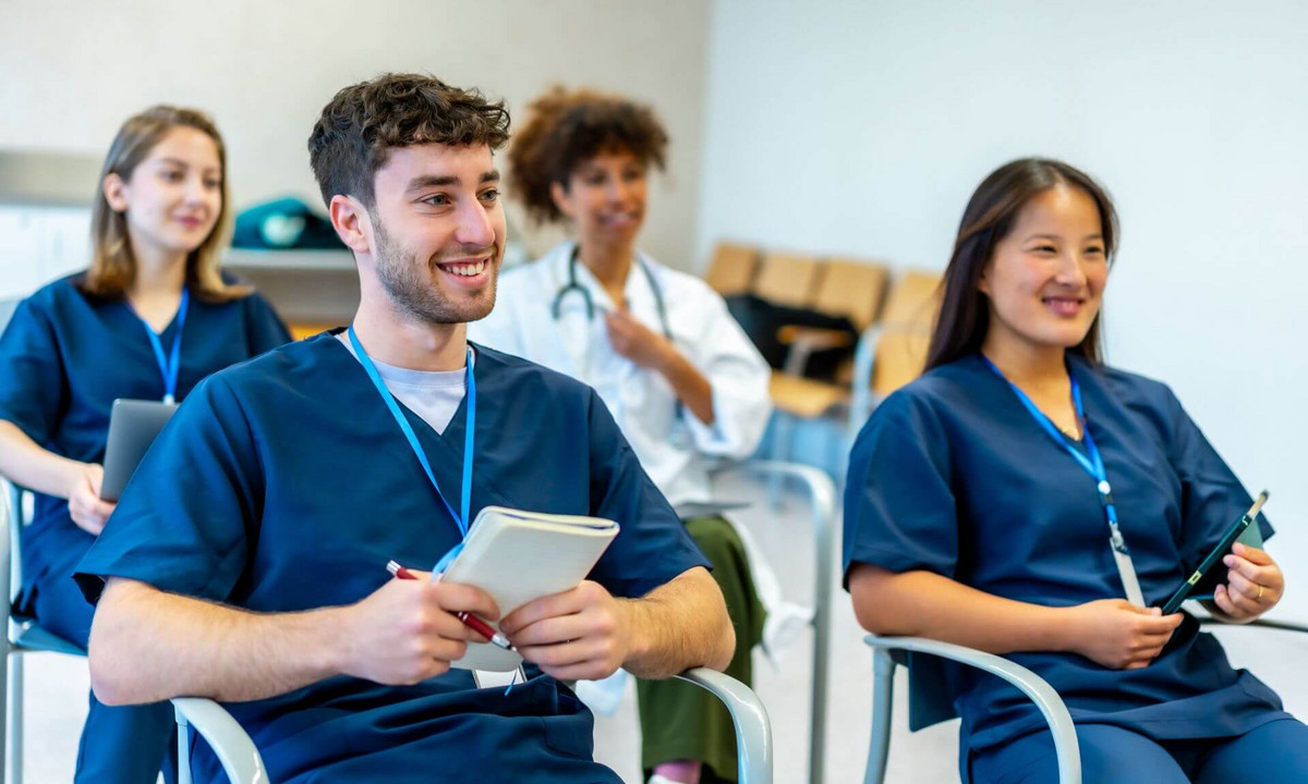 Le campus des Laurentides bénéficiera de la proximité de l'Hôpital de Saint-Jérôme, et du Complexe médical des Laurentides notamment.