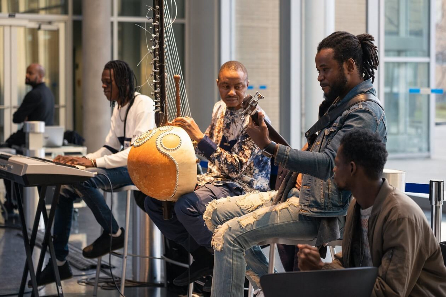 Une centaine de personnes ont assisté à la soirée de lancement du nouveau CRI-JaDE. Se sont adressés à l'assistance le recteur et le chancelier de l'UdeM, Daniel Jutras et Frantz Saintellemy, en plus de Sedalia Kawennotas Fazio, aînée de la nation kanien'kehá:ka (mohawk).  