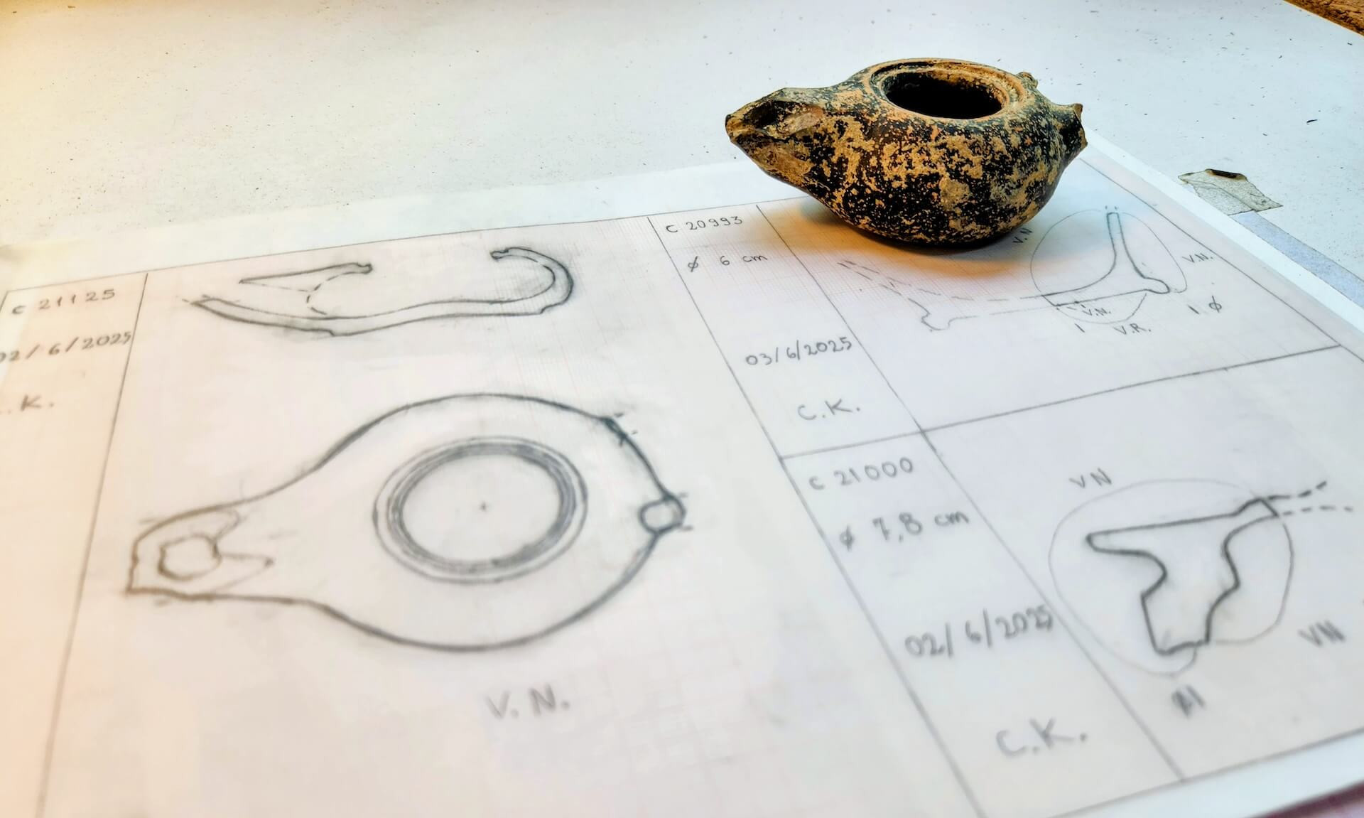 Dessin d’une lampe à l’huile réalisé par Kristos Kountouras, dont le rôle consiste à restituer les dimensions en 3D des objets découverts sur le site d’Argilos.