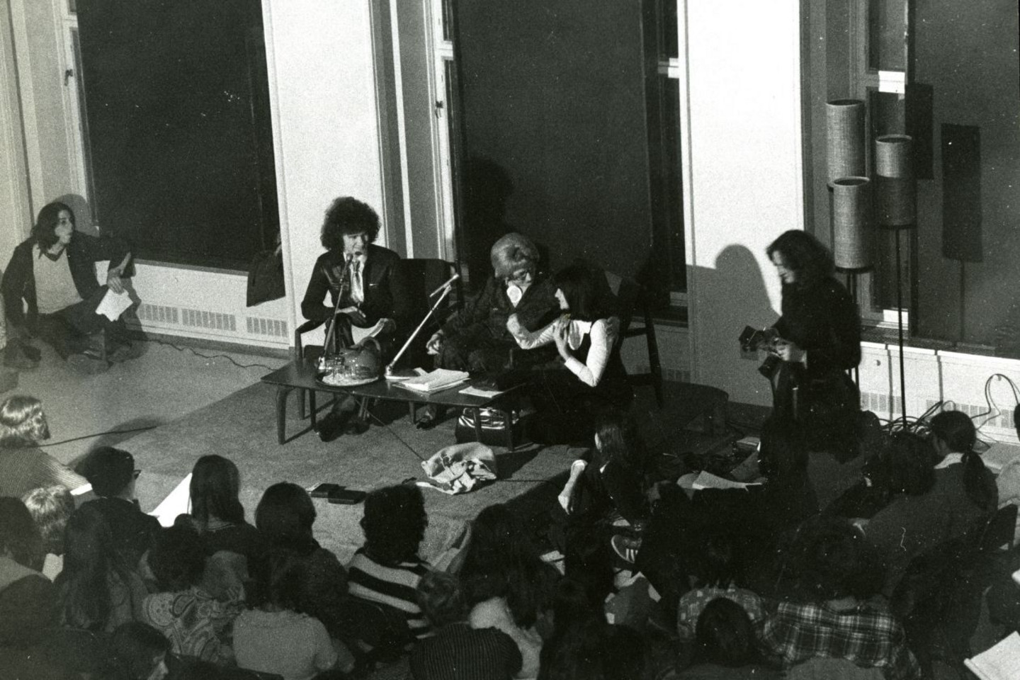 Maryvonne Kendergi avec Robert Charlebois lors d’un Musialogue à l’Université de Montréal, 1972. 1 photographie: épreuve n&b.