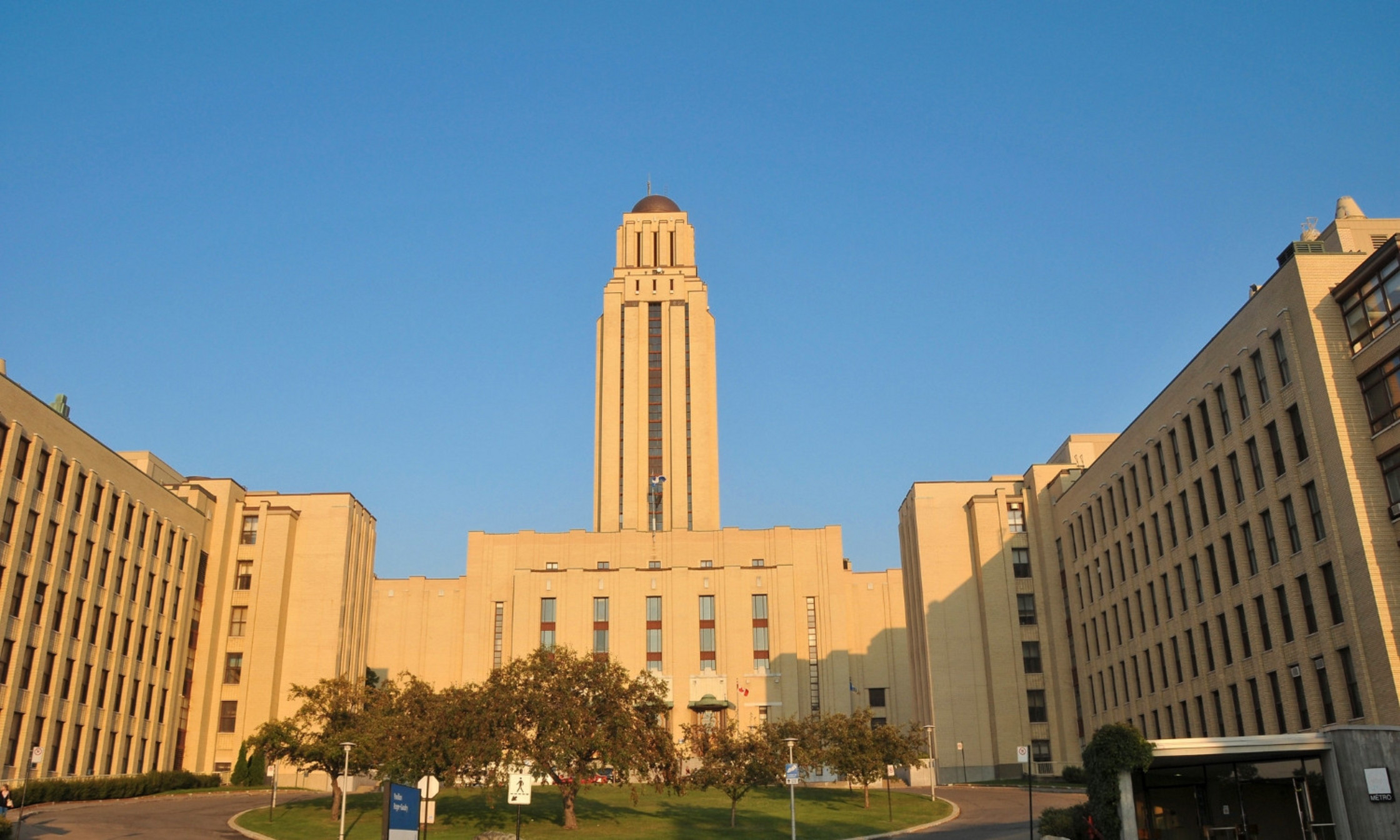 La tour du pavillon Roger-Gaudry