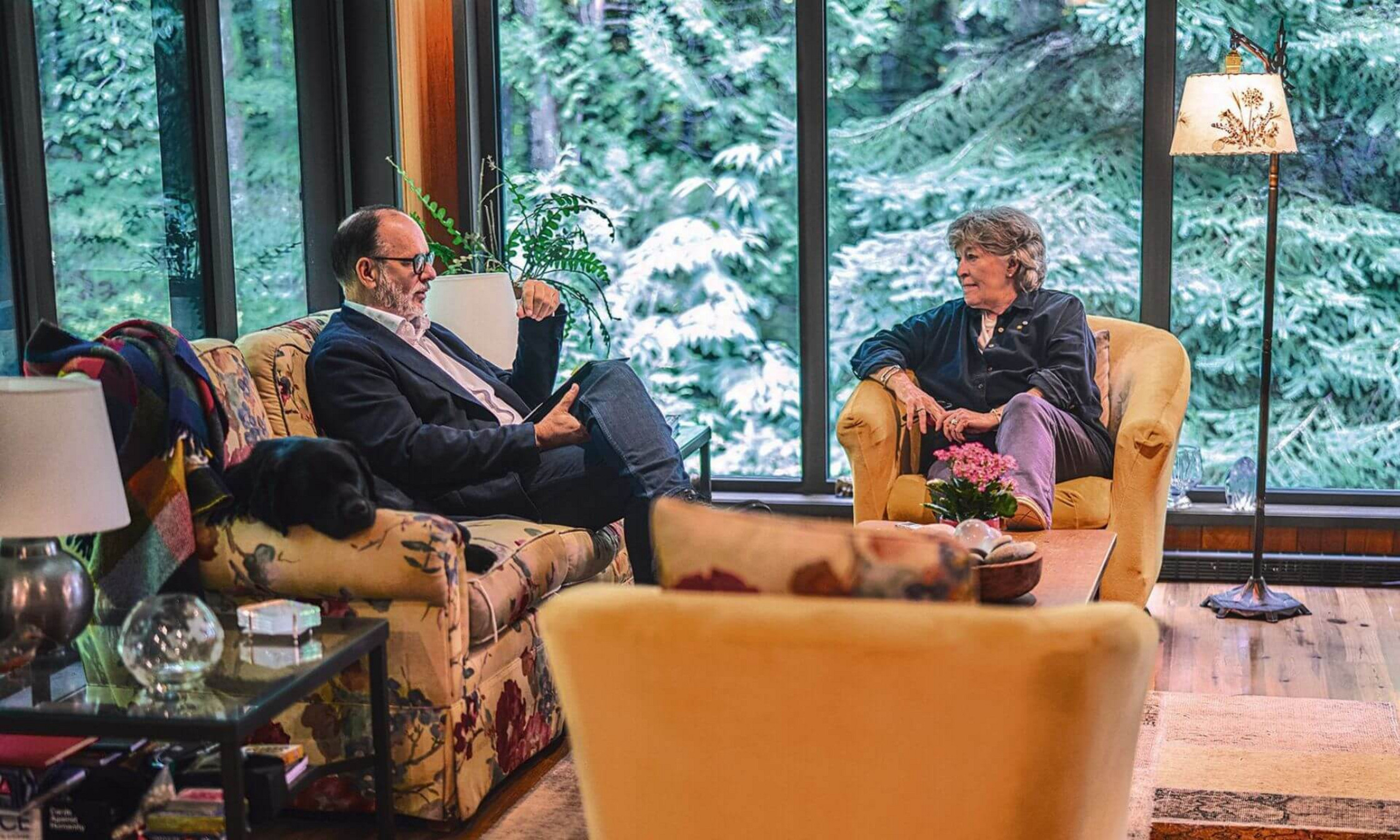 Daniel Jutras dans la maison de Louise Arbour (et de sa chienne Loma!) au coeur de la forêt des Laurentides.