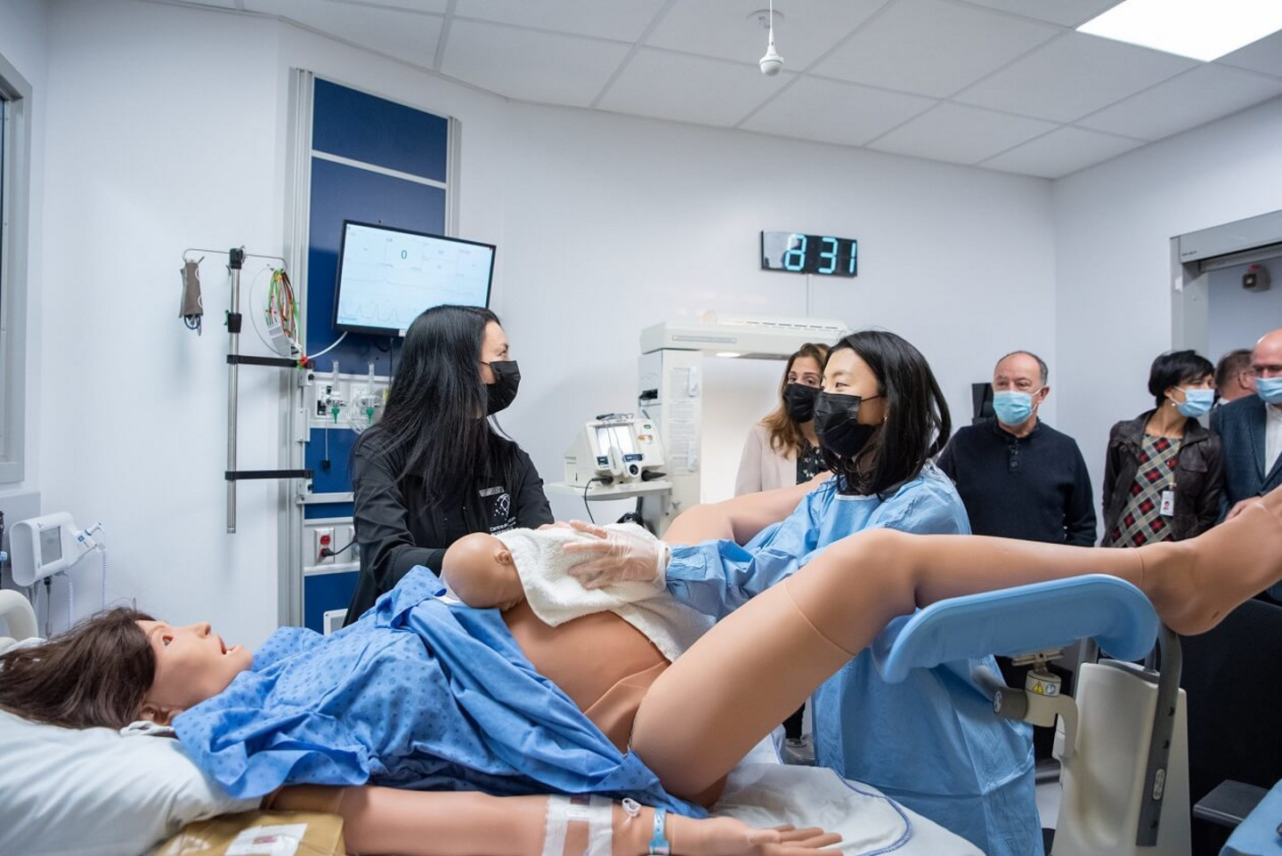L’étudiante en sciences infirmières, Annabelle Lemay, en action lors d’une activité de simulation mettant en scène un accouchement.