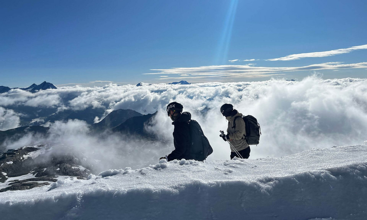 Des skieurs sur le glacier, à Tignes.