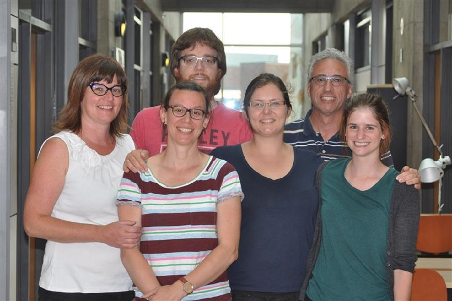 Joanne Vallée, assistante de recherche principale, Danielle Arbour, associée de recherche, Elsa Tremblay, étudiante au doctorat, Gabrielle Normandin, stagiaire, Éric Martineau, médecin, et Richard Robitaille, professeur titulaire