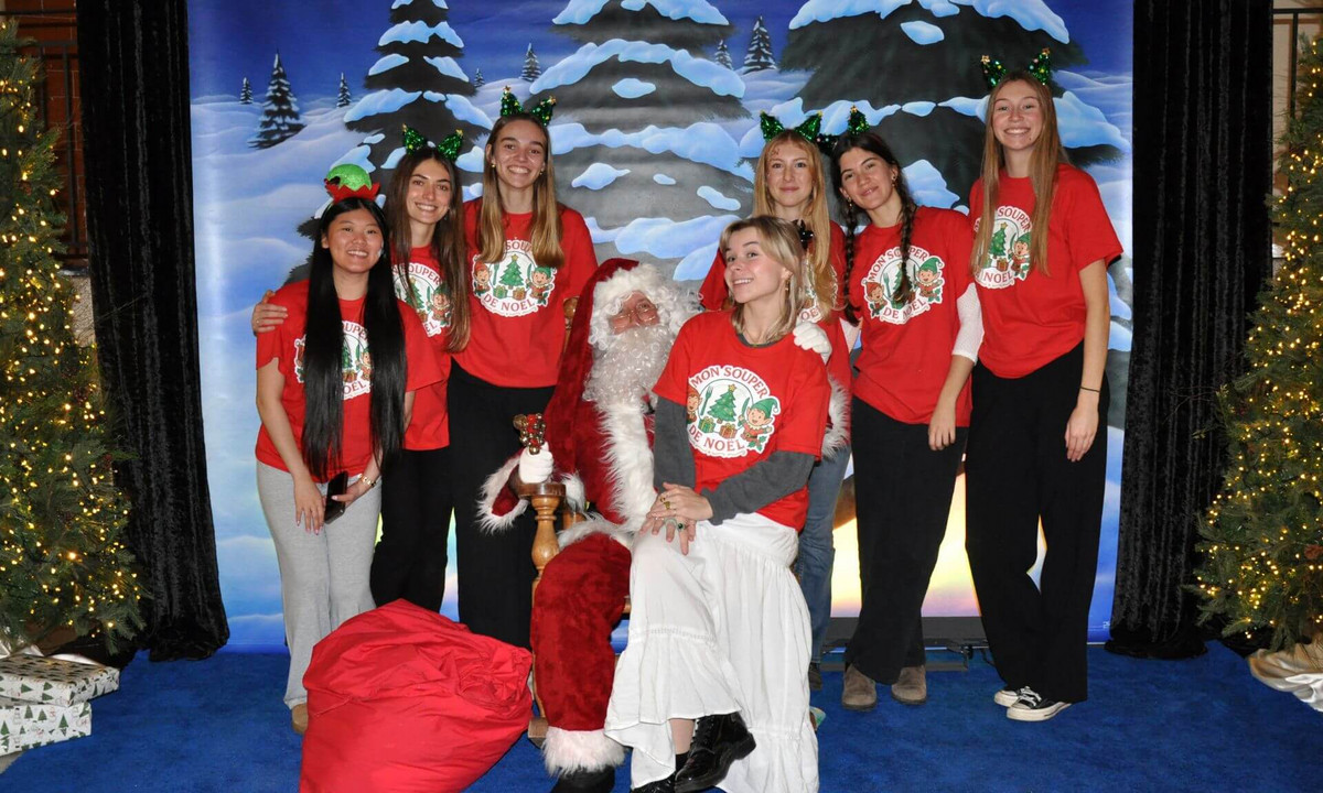 Les six organisatrices (dans l’ordre habituel, Lara Nguyen, Florence Emard, Laurie-Anne Lalonde, Coralie Marie, Marianne Larose et Léanne Poignonnec) et la bénévole Maë Beaucage avec le père Noël présent lors du souper.