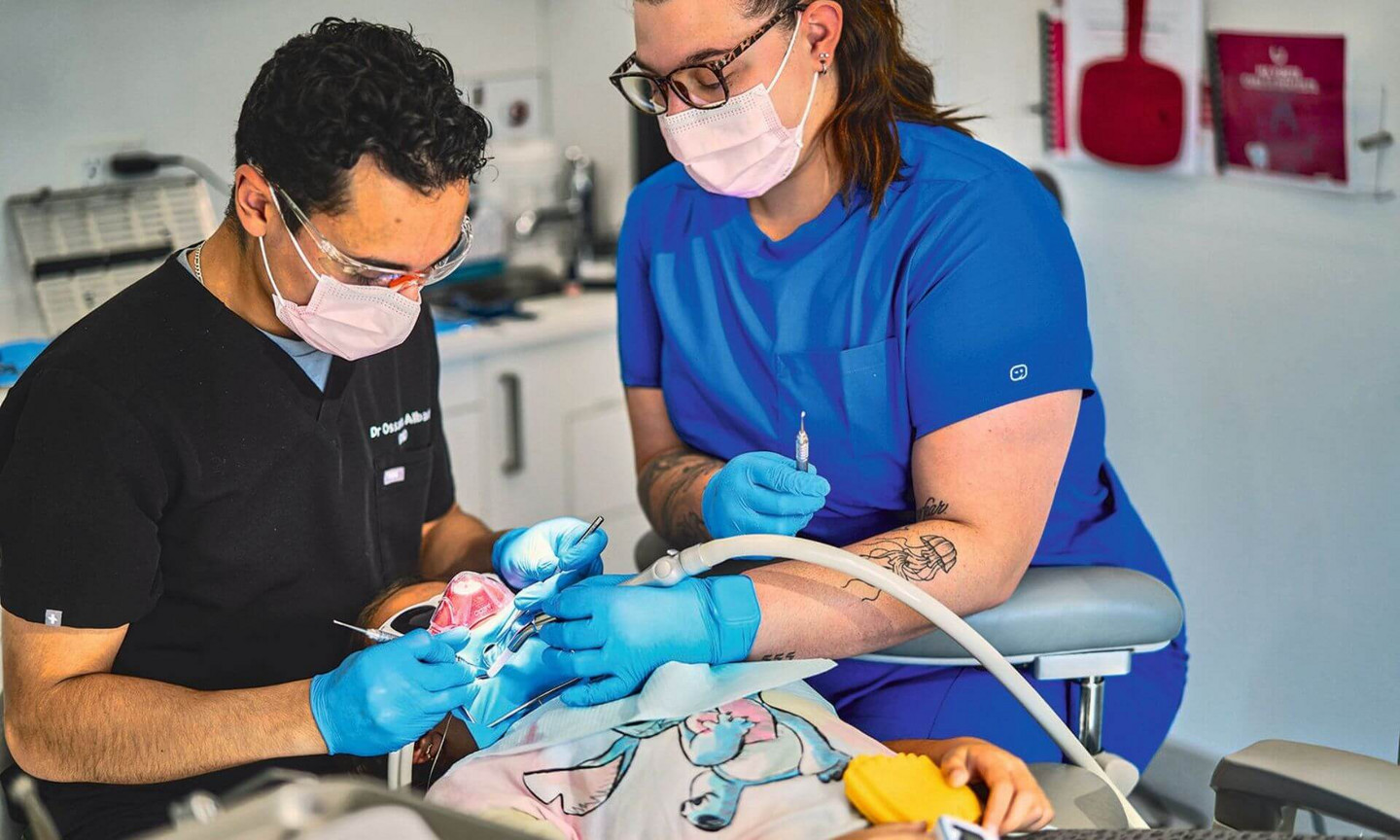 Le dentiste Ossama Albadri et l’assistante dentaire Sabrina Boulanger prodiguent des soins à une jeune patiente. La clinique, dotée d’un équipement ultramoderne, a été conçue pour s’adapter aux besoins des enfants.