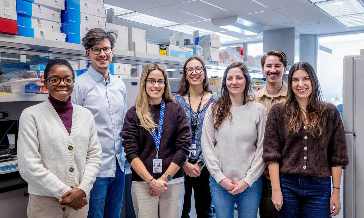 L’équipe du Dr Simon Grandjean Lapierre travaille à la conception et à la validation de nouveaux outils diagnostiques pour la tuberculose. De gauche à droite: l’étudiante au doctorat en santé publique Emmanuelle Ametepe; Simon Grandjean Lapierre; les résidente en microbiologie et infectiologie Lucila Baldassarre et Sophie Lefrançois; Floriane Point, assistante de recherche au Centre de recherche du CHUM; Hugo Leprohon, résident en microbiologie et infectiologie, et Florence Durocher, médecin microbiologiste infectiologue. Les résidents Nayla Léveillé (programme clinicien-chercheur) et Karima Zerrouki (médecine interne) font également partie du laboratoire.