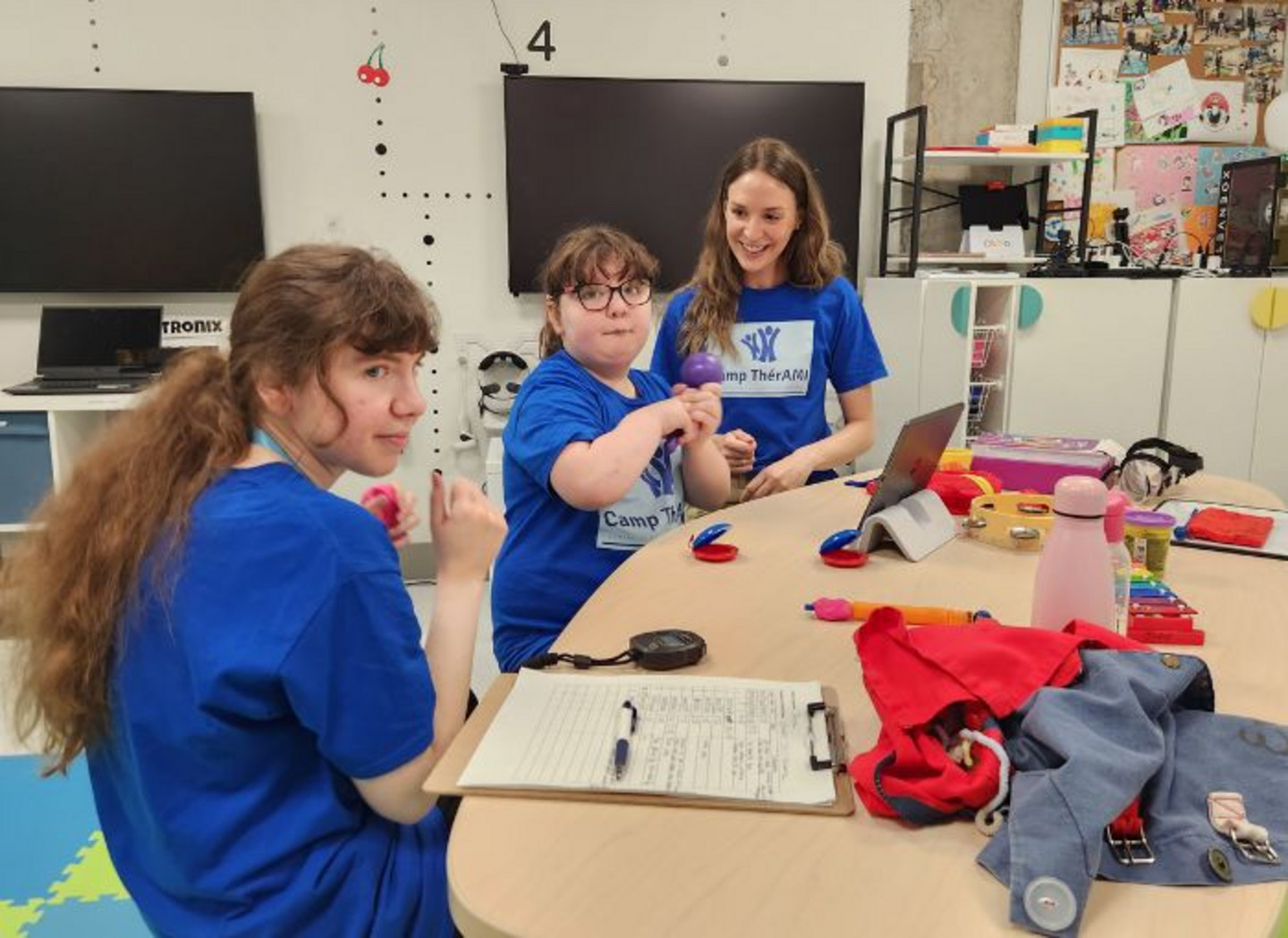 Âgée de 8 ans, Constance s’immerge dans une séance de réalité mixte, accompagnée par l’étudiante en ergothérapie Jenna Argue et l’assistante de recherche Audrey Ferron.