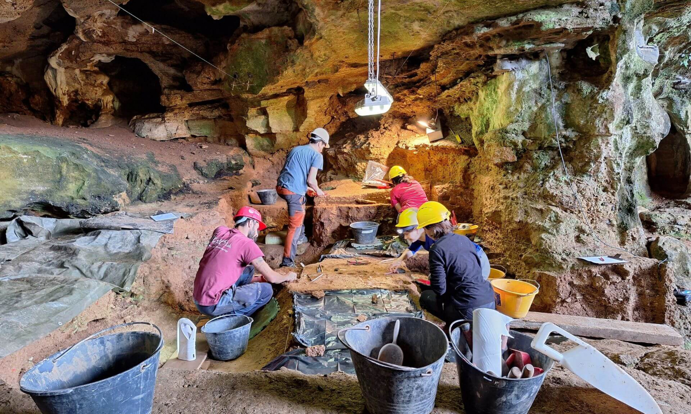 Les chercheurs Francesco Fontani (Université de Bologne), Matteo del Rio et Silvia Gazzo (Université de Gênes), ainsi que les étudiantes Alice Fournier et Amélie Vallerand (Université de Montréal), lors des fouilles effectuées cet été sur le site d’Arma delle Manie, en Italie.
