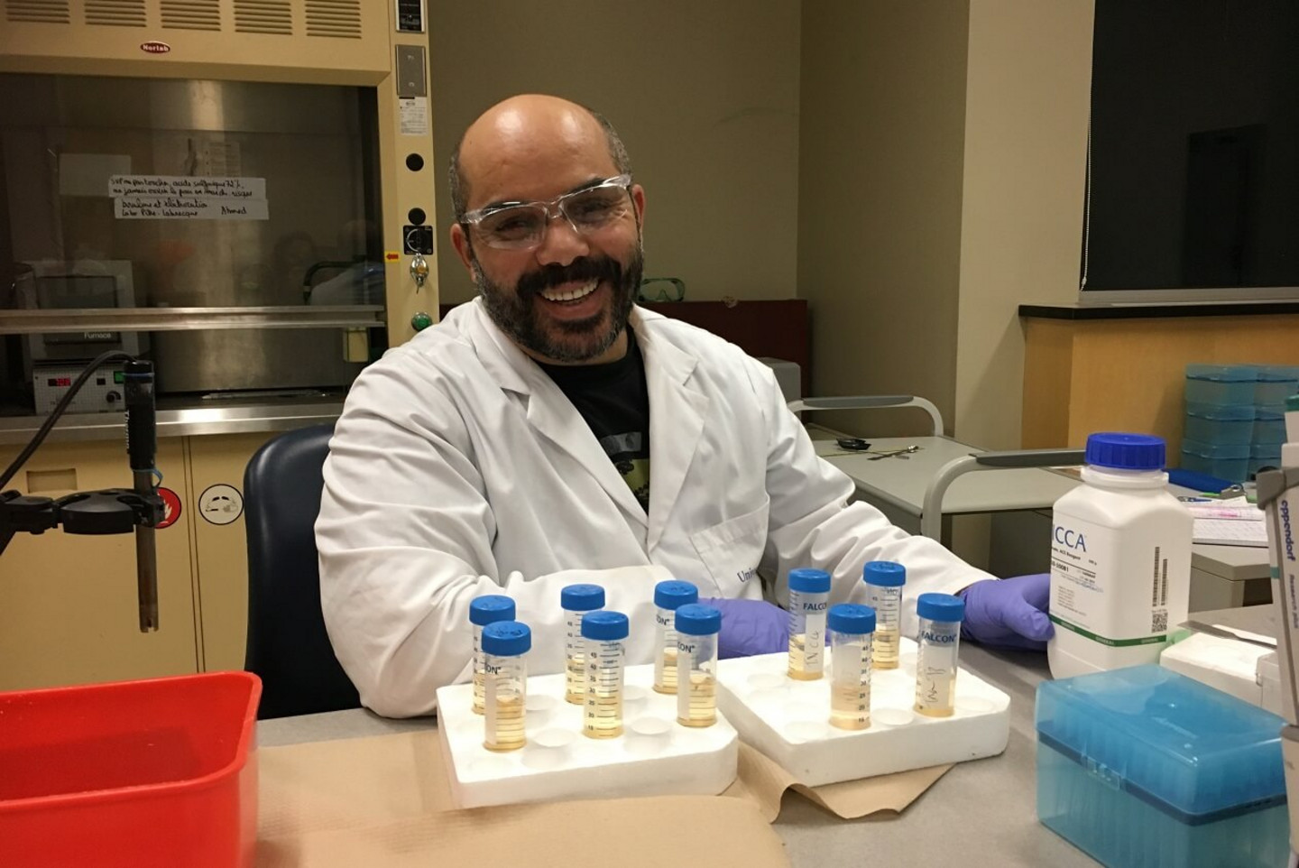Ahmed Jerbi effectuant des analyses en laboratoire.