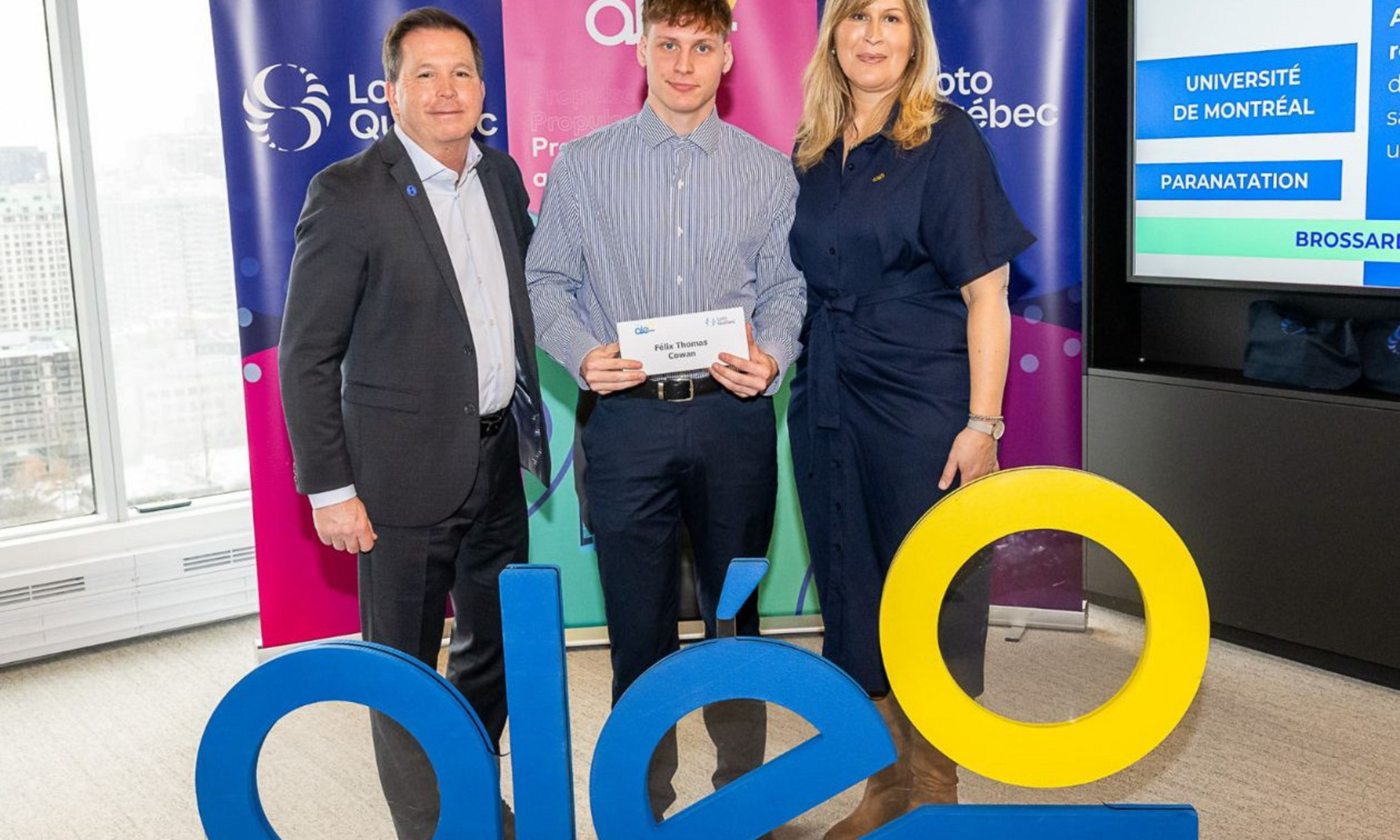 Éric Meunier, directeur de l’engagement sociétal à Loto-Québec, Félix Thomas Cowan et Patricia Demers, directrice générale de la Fondation Aléo.