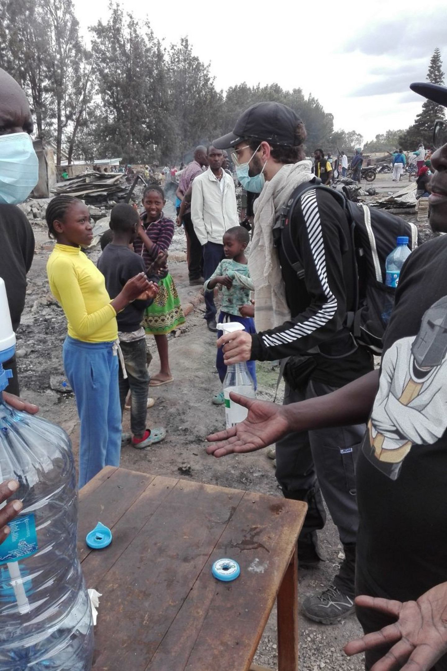 Au lendemain de l'incendie, Zy St-Pierre Bourdelais (au centre de l'image) et la professeure Georgia Cardosi ont distribué des vivres et de l'eau aux victimes.