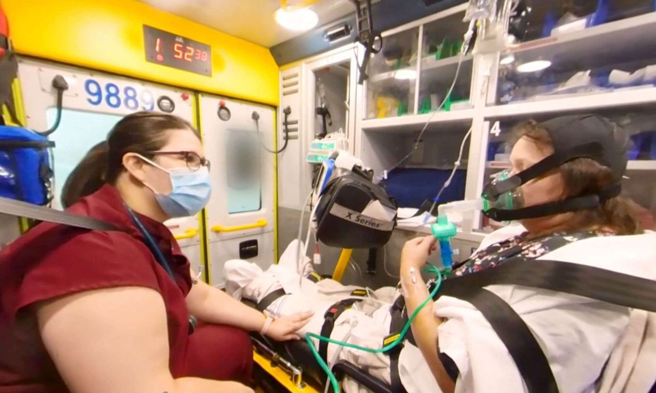Dans l’espace exigu de l’ambulance, l’infirmière et la technicienne ambulancière paramédicale prodiguent des soins à une patiente atikamekw qui ne parle que peu français ou anglais et dont l’état s’aggrave soudainement durant le transport.