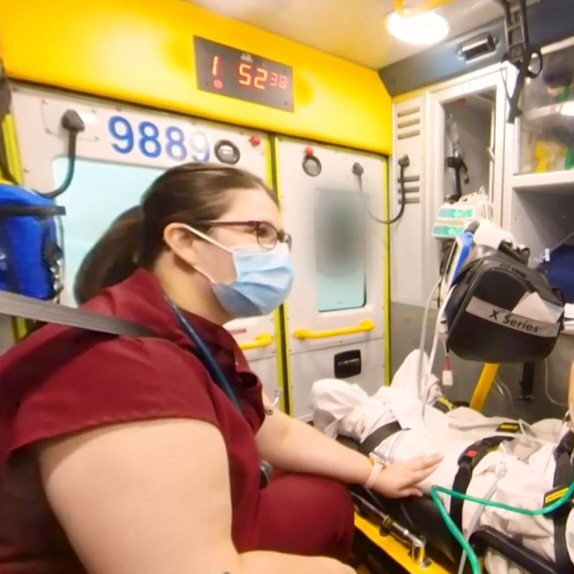 Dans l’espace exigu de l’ambulance, l’infirmière et la technicienne ambulancière paramédicale prodiguent des soins à une patiente atikamekw qui ne parle que peu français ou anglais et dont l’état s’aggrave soudainement durant le transport.