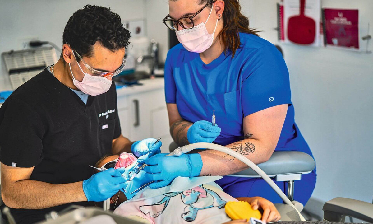 Chaque jour depuis son ouverture, Sourires Solidaires accueille de nombreux patients, dont 40 % seulement pouvaient se payer un simple nettoyage dentaire avant l’entrée en vigueur du Régime canadien de soins dentaires.