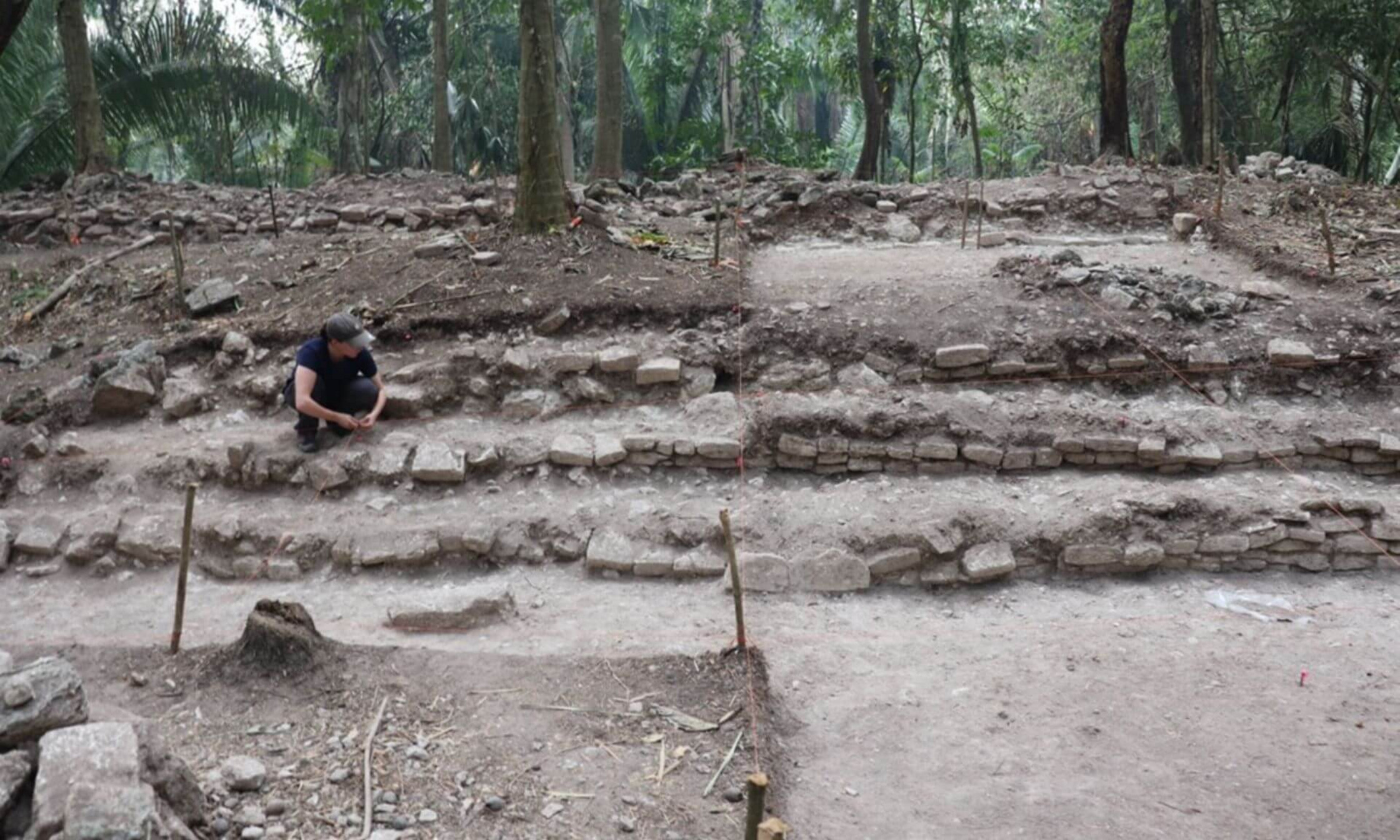 Fouilles de la structure K-1 d'Ucanal, qui pourrait être une maison du conseil datant de la période classique terminale