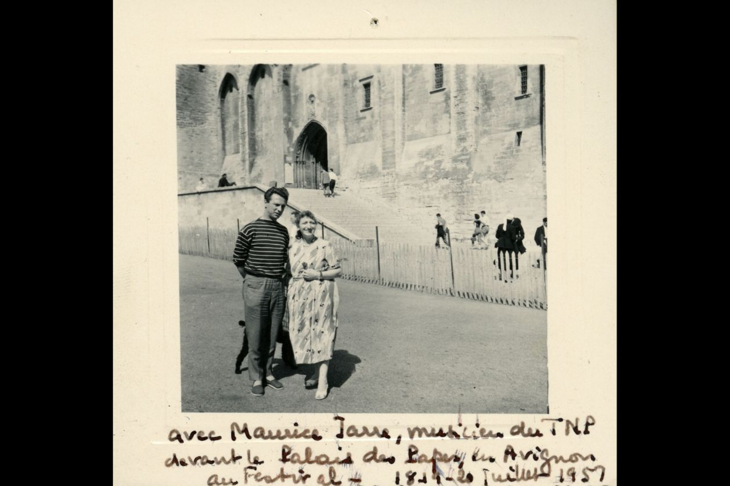 Maryvonne Kendergi en compagnie du musicien Maurice Jarre pendant le Festival d’Avignon, 1957. 1 photographie: épreuve n&b annotée.