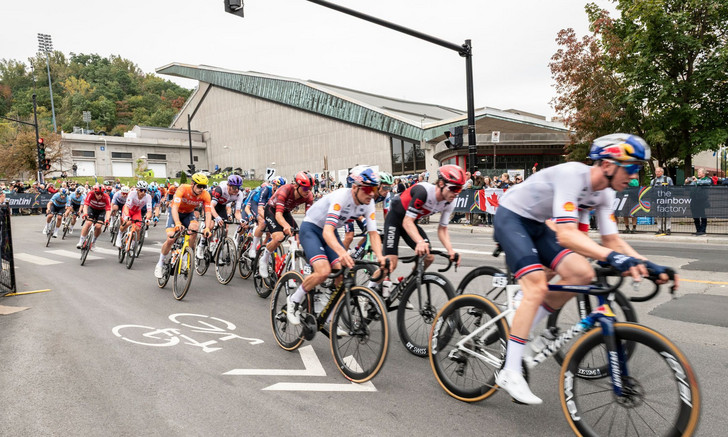 Les Mondiaux de cyclisme ont enflammé le campus le mois dernier. Toute une communauté s’est mobilisée, de la réfection de la chaussée du chemin de la Rampe à l’organisation d'une conférence, d'un kiosque santé et d'une exposition photo sur le campus.